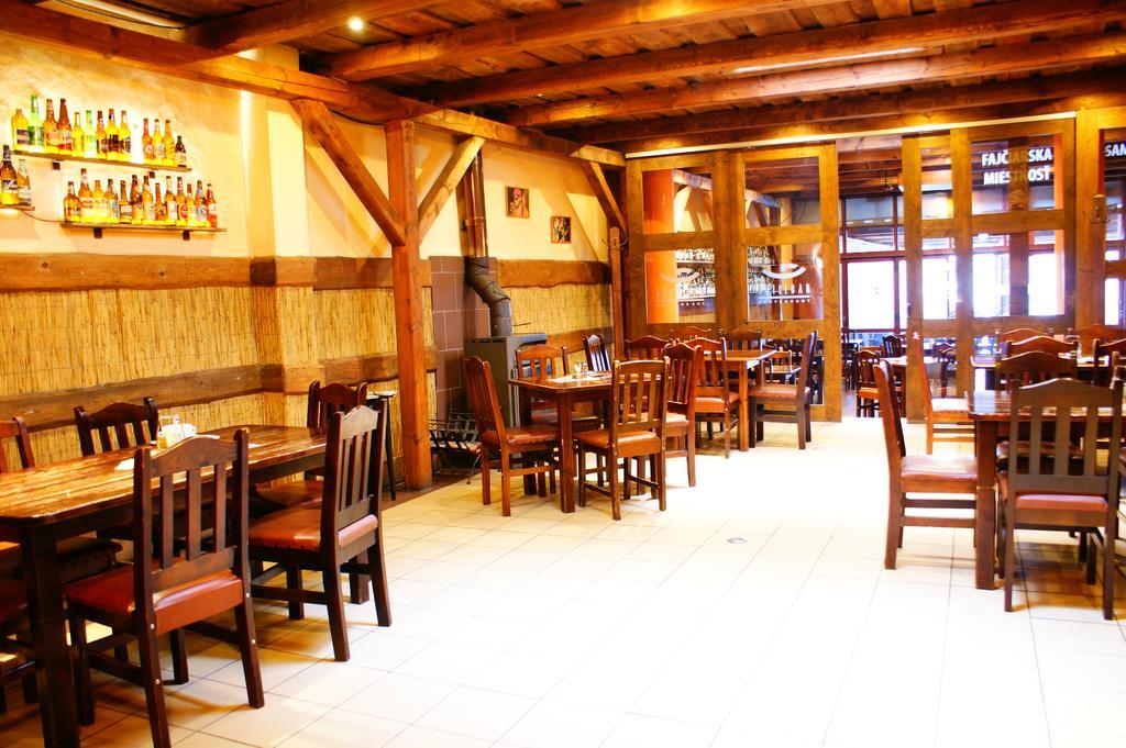 Grillbar Penzion & Restaurant Spišská Nová Ves エクステリア 写真